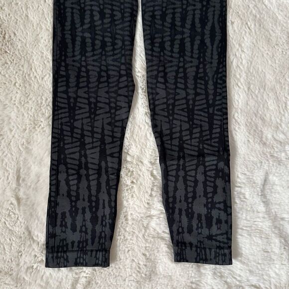 SPANX Look At Me Now Seamless Geometric Leggings Black and Gray cropped - Picture 7 of 10